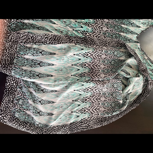 Flowing Cold Shoulder Top - Picture 4 of 8